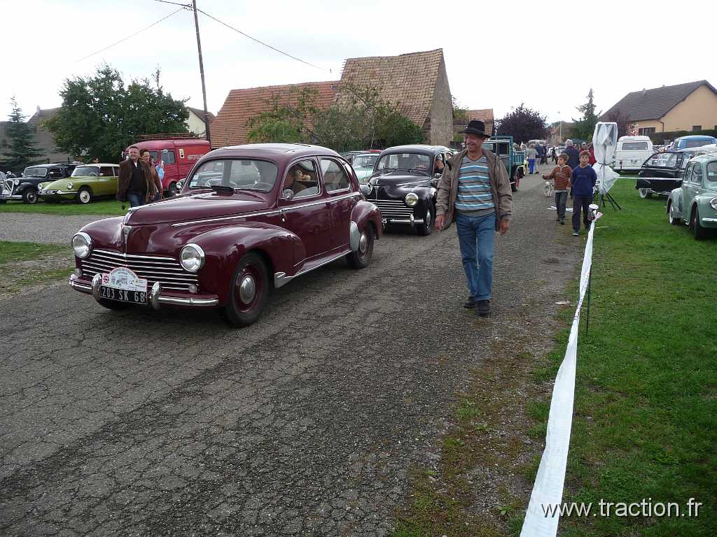 2013_Rustenhart (105).JPG - 06/10/2013 - 68740 RUSTENHART 33ème Randonnée Internationale des Vendanges - Promenade en Peugeot 203 en compagnie de Claude SEIGNEZ